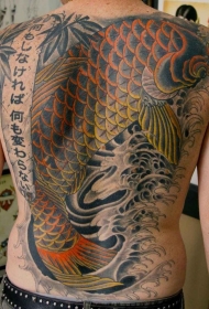 背部大型的彩色锦鲤纹身图案
