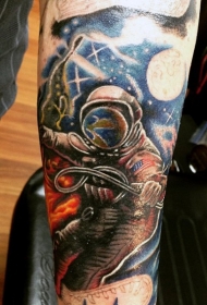 手臂太空彩色主题与宇航员纹身图案