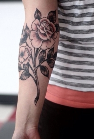 手臂黑色的玫瑰花枝纹身图案