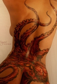 背部红色的海底动物怪异章鱼纹身图案