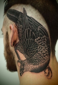 男性头部简约黑色大鸟纹身图案