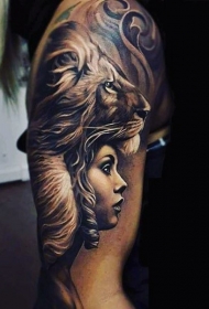 难以置信的写实狮子与女性手臂纹身图案