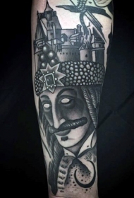 手臂黑色的神秘男子与城堡形状帽子纹身图案