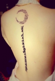 背部优雅美丽的月亮和梵文图腾纹身图案