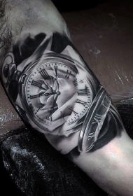 手臂很棒的自然逼真黑白时钟纹身图案