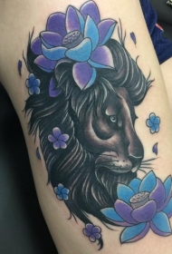 大腿美丽的紫色莲花和狮子纹身图案