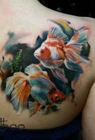 背部写实风格逼真的彩色小金鱼纹身图案