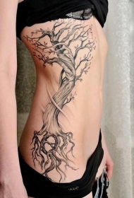 侧肋美丽的黑灰树纹身图案