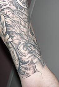 手臂黑灰个性的纹身图案