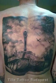 背部黑灰二战坦克和飞机纹身图案