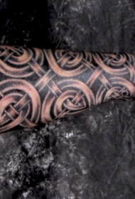 手臂很酷的灰色凯尔特结装饰纹身图案