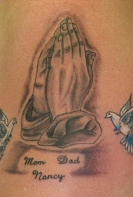 大臂可爱的白色鸽子和祈祷之手纹身图案