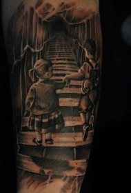 写实的黑白楼梯与小孩子纹身图案