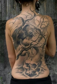 黑乌鸦和树木骷髅背部纹身图案