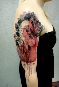大臂黑色和红色女性人像纹身图案
