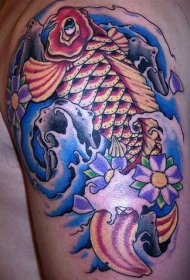 手臂彩色的鲤鱼和浪花纹身图案