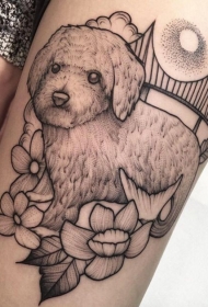 大腿雕刻风格黑色狗与花朵纹身图案