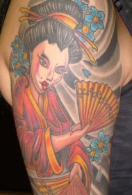 大臂卡通风格的亚洲艺妓花朵和扇子纹身图案