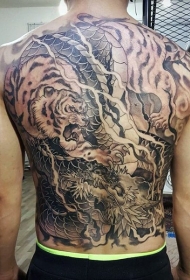 日本传统风格的黑色老虎满背纹身图案