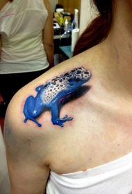 肩部美丽逼真的蓝色有毒青蛙纹身图案