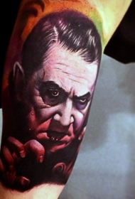 手臂恐怖风格的男性吸血鬼纹身图案