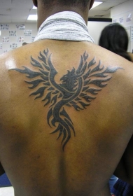 背部部落风格黑色的凤凰纹身图案