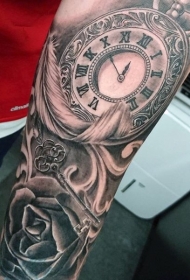 手臂非常逼真的黑白羽毛和钥匙玫瑰时钟纹身图案