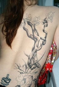 女性背部美丽的树枝与花朵纹身图案