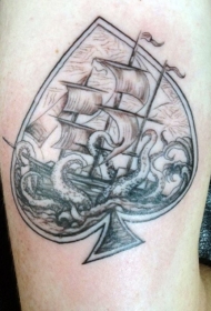 手臂航海主题的黑桃轮廓与章鱼帆船纹身图案