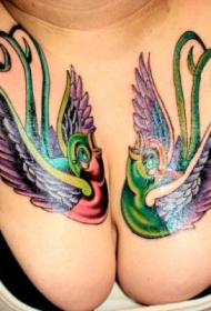 女性胸部两个彩色的小鸟纹身图案