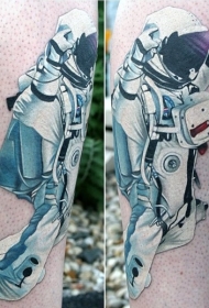 手臂自然的彩色宇航员纹身图案