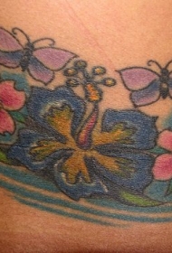 腰部蓝色大花朵和蝴蝶纹身图案