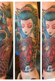 手臂漂亮的彩色亚洲女子与鲤鱼纹身图案