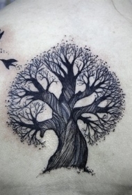 背部好看的树和飞鸟纹身图案