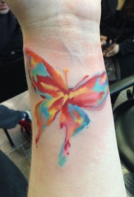 女孩手臂彩色的水彩蝴蝶纹身图案