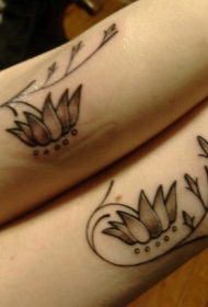 手臂友谊的花朵纹身图案