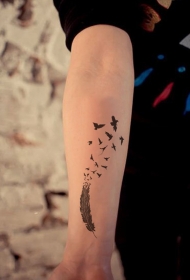 手臂小小的黑色羽毛和小鸟纹身图案