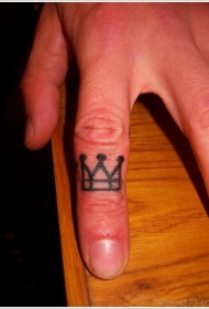 手指美丽的黑色皇冠纹身图案