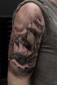 大臂黑灰风格非常惊人的帆船纹身图案