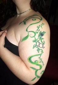 肩膀和手臂上的绿色藤蔓纹身图案