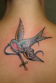 背部彩色的十字架与燕子纹身图案