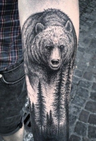 手臂黑灰熊和森林纹身图案