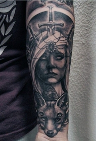 手臂令人印象深刻的神秘女人与剑和狐狸纹身图案