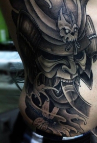 侧肋亚洲风格的武士头盔与蜻蜓纹身图案