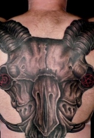 背部巨大的恶魔山羊骷髅彩绘纹身图案