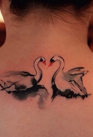 背部迷人的白天鹅夫妇纹身图案