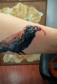 手臂一只彩绘的小鸟和浆果纹身图案