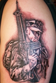 手臂上有枪的士兵纹身图案