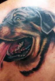 令人印象深刻的罗威纳犬背部纹身图案