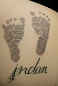 臂部有趣的婴儿脚印纹身图案